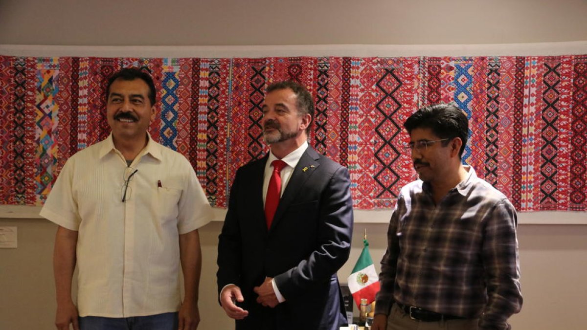 El conseller Alfred Bosch junto a representantes del Instituto Nacional de Pueblos Indígenas.