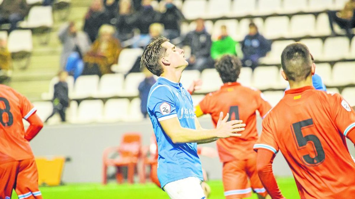 Juanto Ortuño es lamenta al fallar el penal davant de l’Espanyol B, que va provocar una greu crisi.