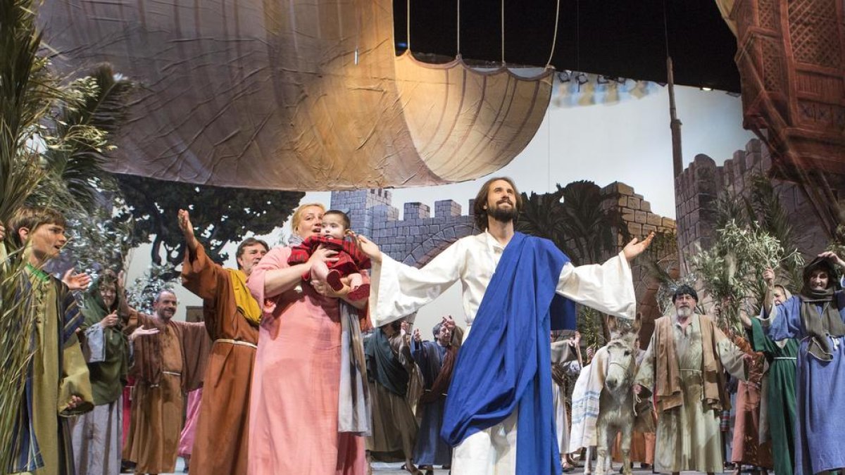 En el montaje de la Passió de Cervera participan unos 250 actores.