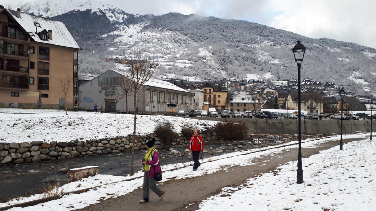 La neu va blanquejar poblacions d’Aran i va mantenir l’obligatorietat de circular amb cadenes pel port de la Bonaigua, a la foto de la dreta, ahir.