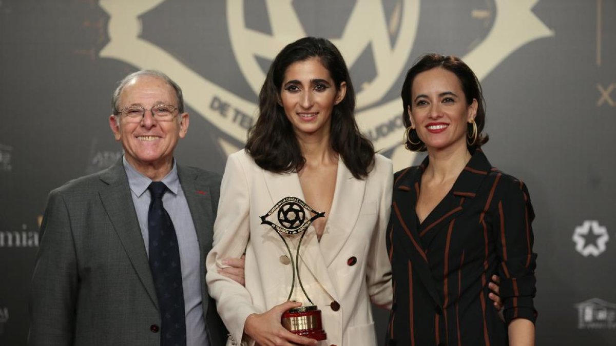 La actriz Alba Flores, en el centro, recibe el Premio a la Mejor Actriz.