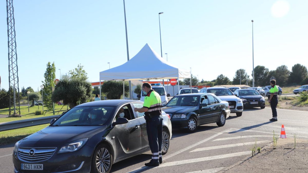 Uno de los controles efectuados por los Mossos durante el confinamiento en Lleida.