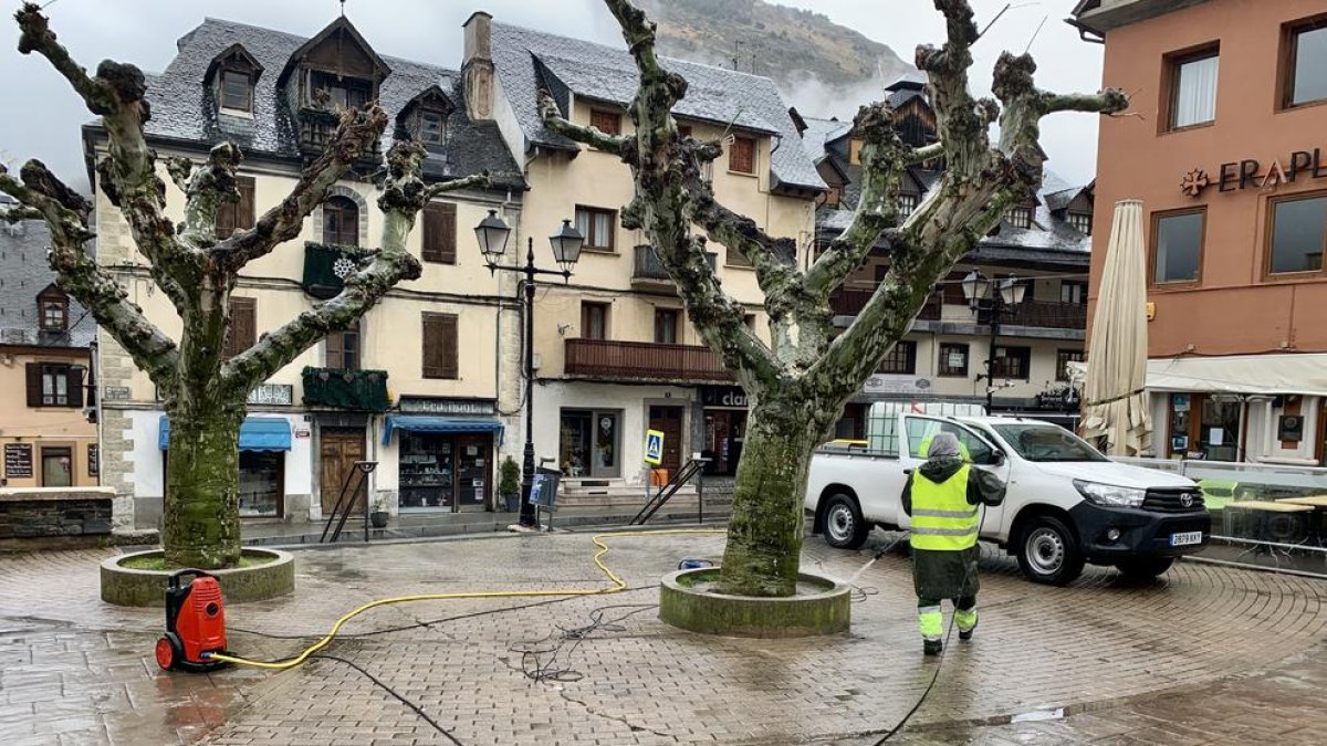 Imatge dels treballs de desinfecció de carrers a Vielha.