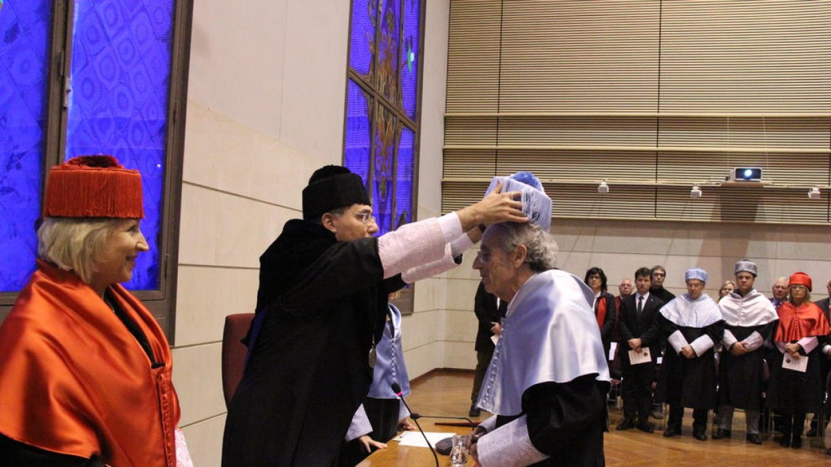 Salvador Giner va ser investit doctor ‘honoris causa’ per la Universitat de Lleida.