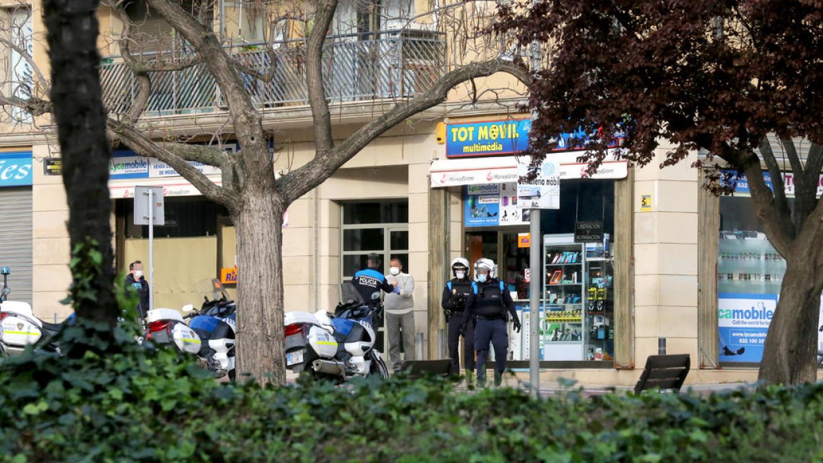 Agents de la Guàrdia Urbana, ahir en un control en un comerç.