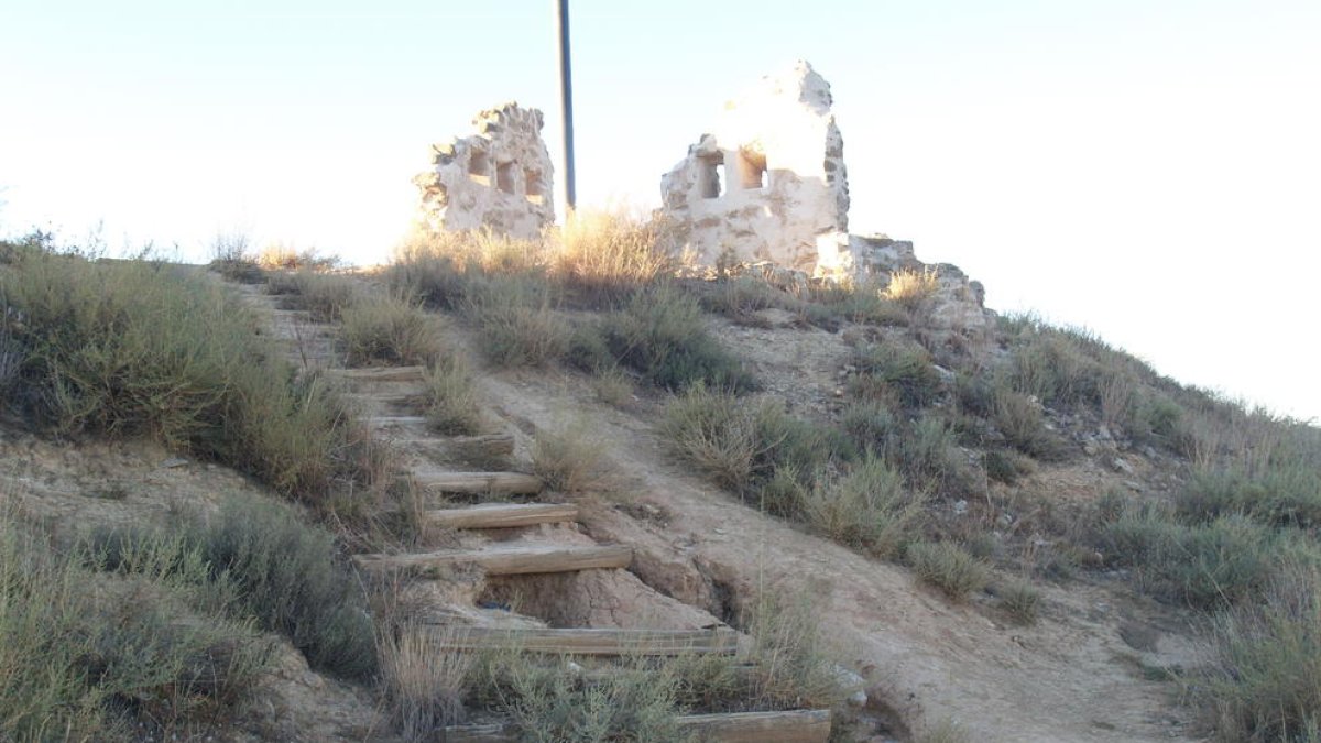Vecinos del pueblo piden que se mejore el entorno del Castell.