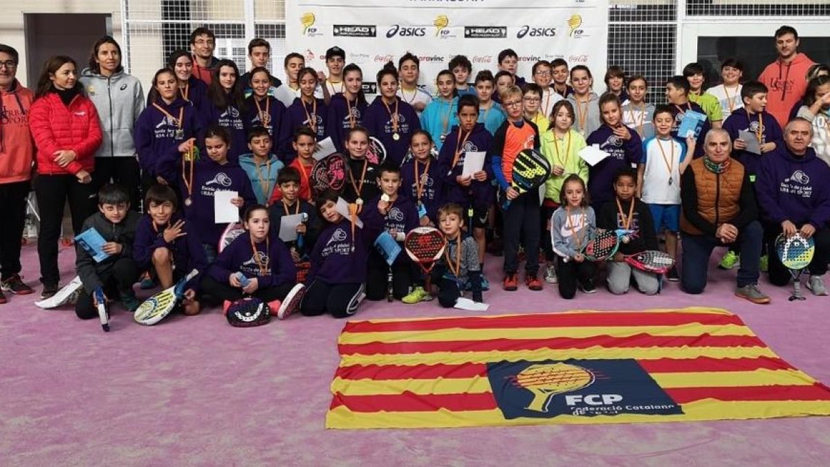 Encuentro de pádel para menores en La Seu con 50 jugadores