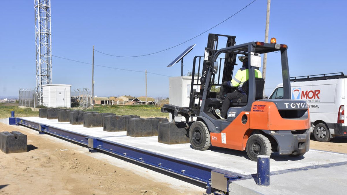 Trabajos para calibrar la nueva báscula.