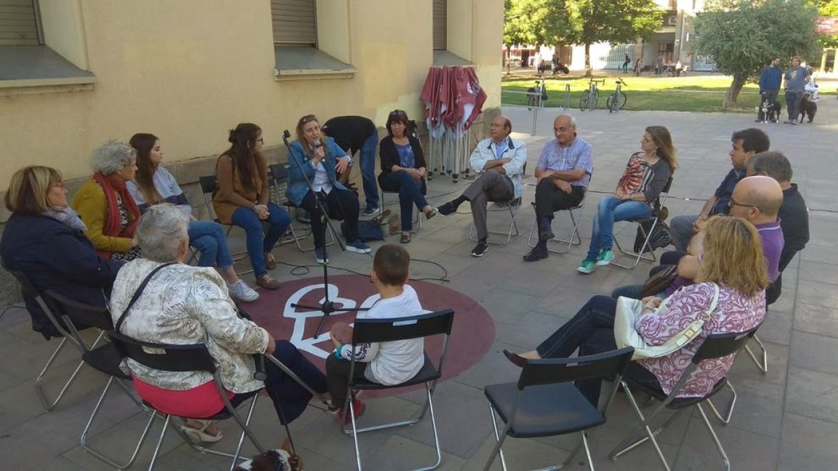 El ‘micro obert’ del Comú al barri de l’Escorxador.