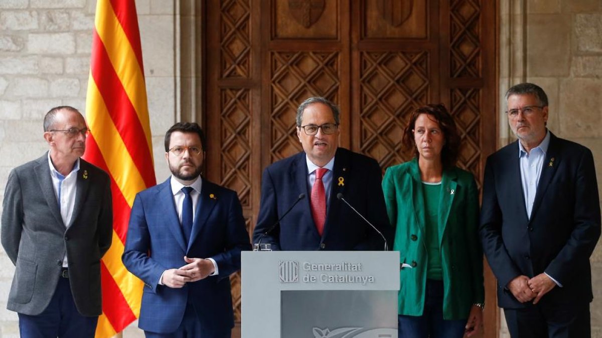 L’alcalde de Lleida, Miquel Pueyo, escolta les manifestacions del president Quim Torra.