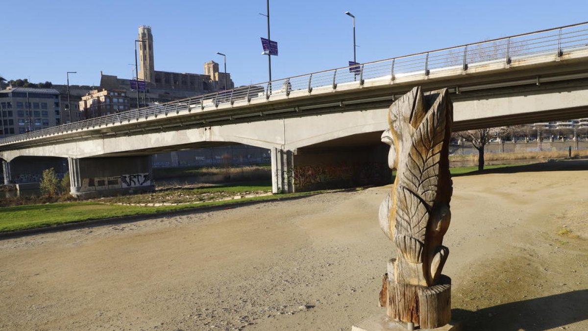 Una de las esculturas con un trozo de su base en el suelo.