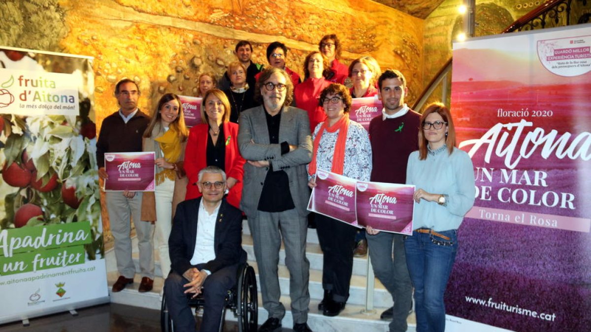 L’empresari lleidatà Tatxo Benet (c.) amb l’alcaldessa (a la seua dreta), autoritats i voluntaris.