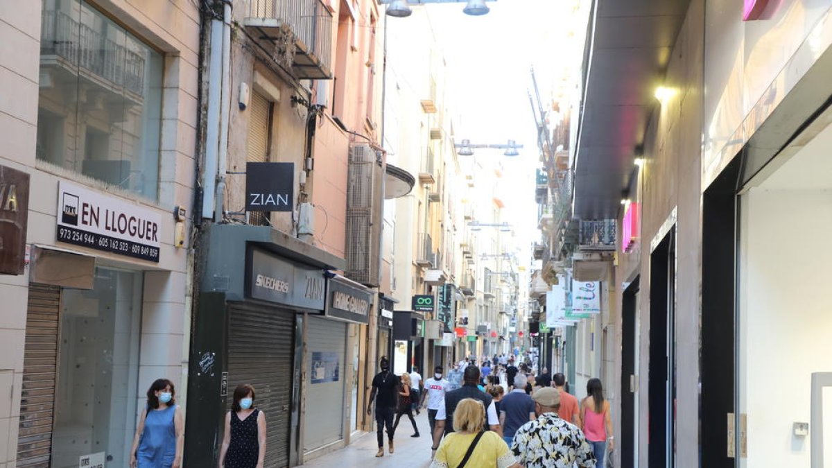 Imatge de l’Eix Comercial de la capital del Segrià dissabte.