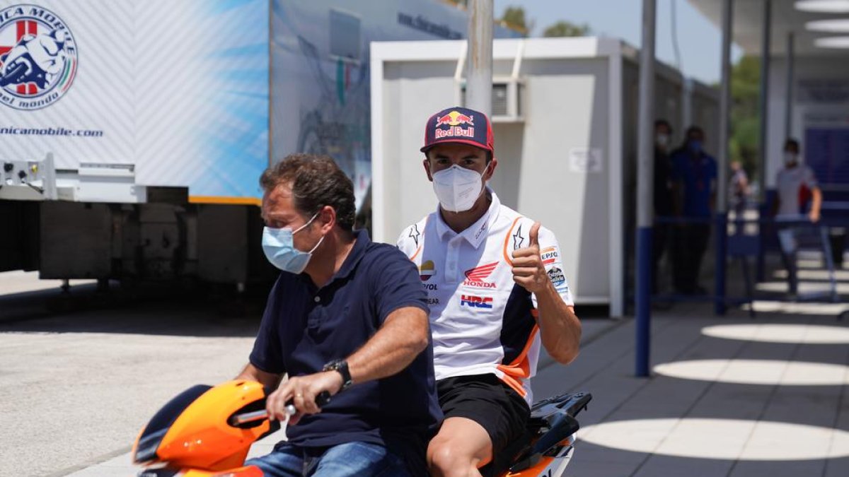Marc Márquez, ahir al circuit de Jerez traslladant-se amb moto amb el seu mànager, Emili Alzamora.