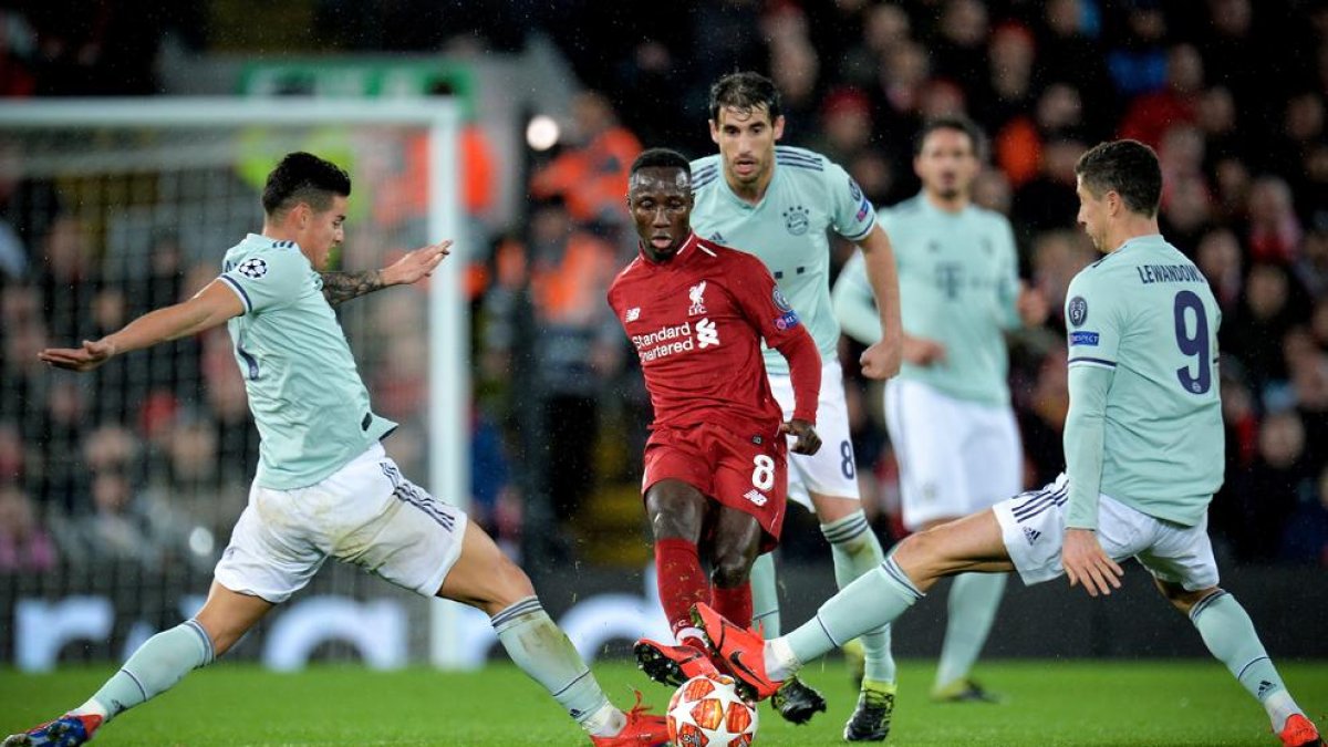 James Rodríguez y Robert Lewandowski intentan taponar un pase de Naby Keita.