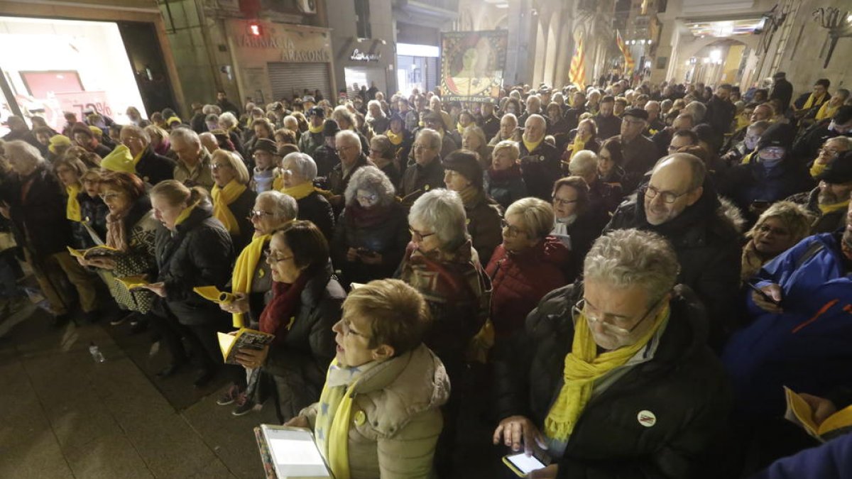Pels presos i exiliats - Com cada dilluns, el grup de Cantaires de Ponent es va reunir davant de la Paeria per reivindicar, a través de la música, la posada en llibertat dels líders independentistes empresonats i que els que es troben a l’estr ...