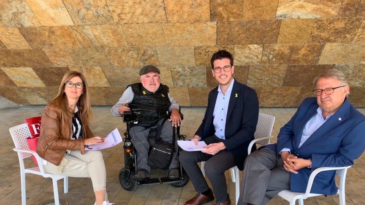 Postius y miembros de su lista presentaron sus políticas sociales en La Llotja.