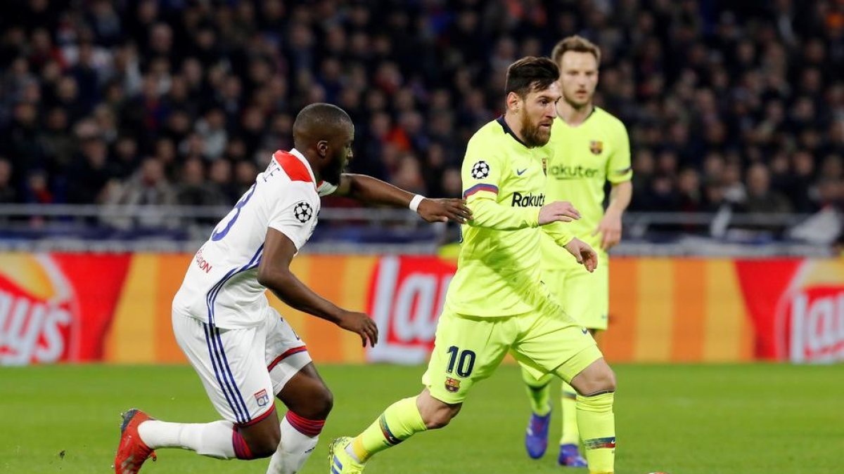 Leo Messi conduce el balón ante la presión de Tanguy Ndombele, el mejor ayer de los galos.