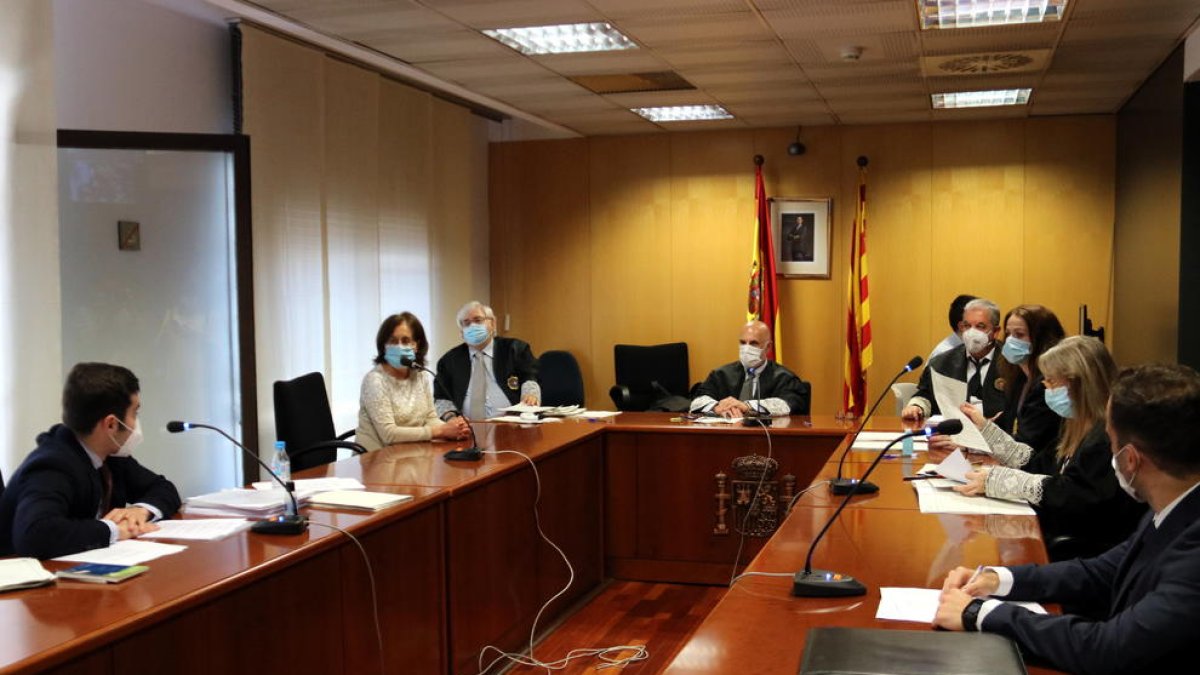 La sala de vistes de la secció 3a contenciosa-administrativa a l'inici del segon dels quatre judicis per autoritzar manifestacions en cotxe de Vox.