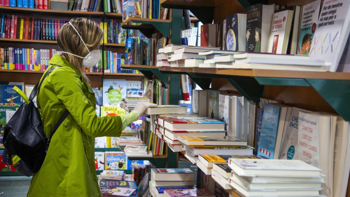 Los niños y niñas de Térmens recibieron rosas y libros dedicados.