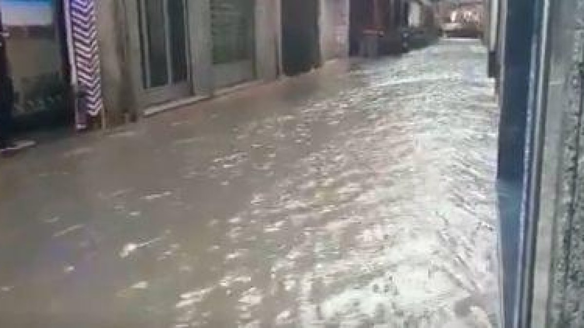VÍDEO. Calles de Tàrrega convertidas en ríos por la lluvia