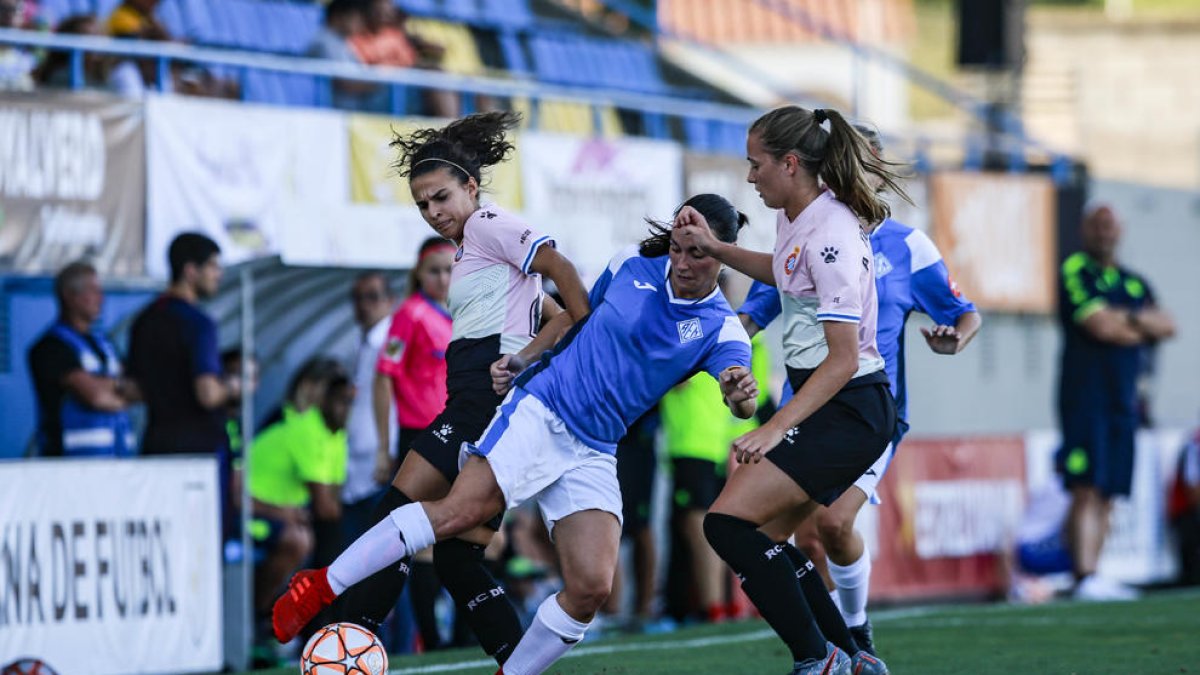 Pixu, del AEM, controla el balón ante la presión de dos jugadoras del Espanyol.