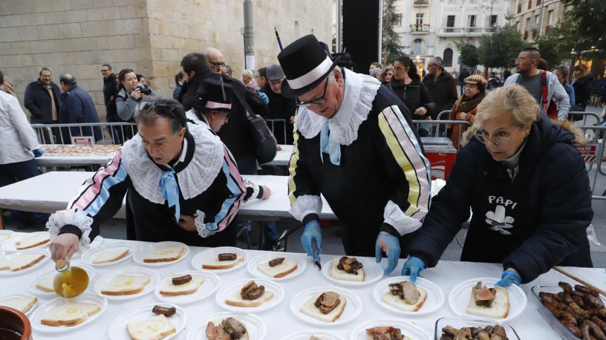 La Germandat de Pau Pi va preparar cinc-centes racions d’embotits a la Tupinada, que va comptar amb pastissos de Carnaval elaborats pel Gremi de Forners de Lleida.