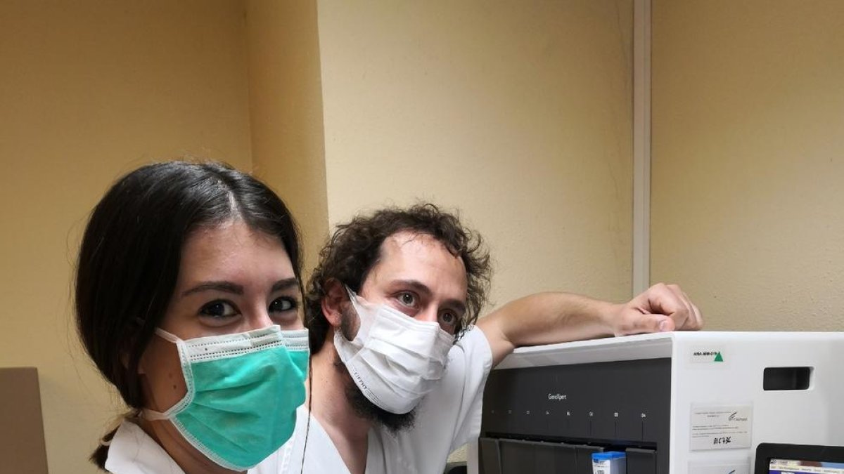 Microbiòlegs verificant el procés de proves PCR urgents.