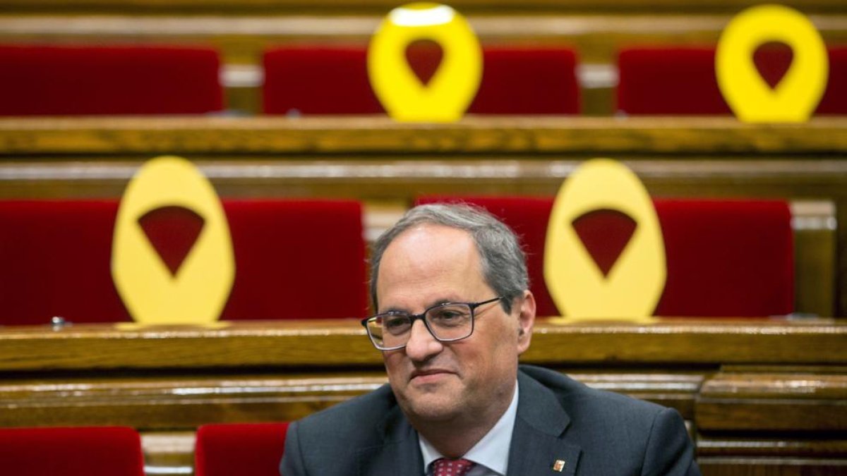 Torra s'arrisca a ser inhabilitat si no retira els llaços grocs