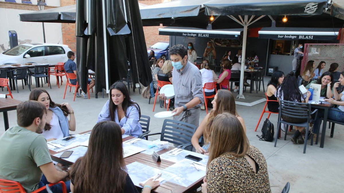 Els bars i restaurants van poder obrir les terrasses dilluns.