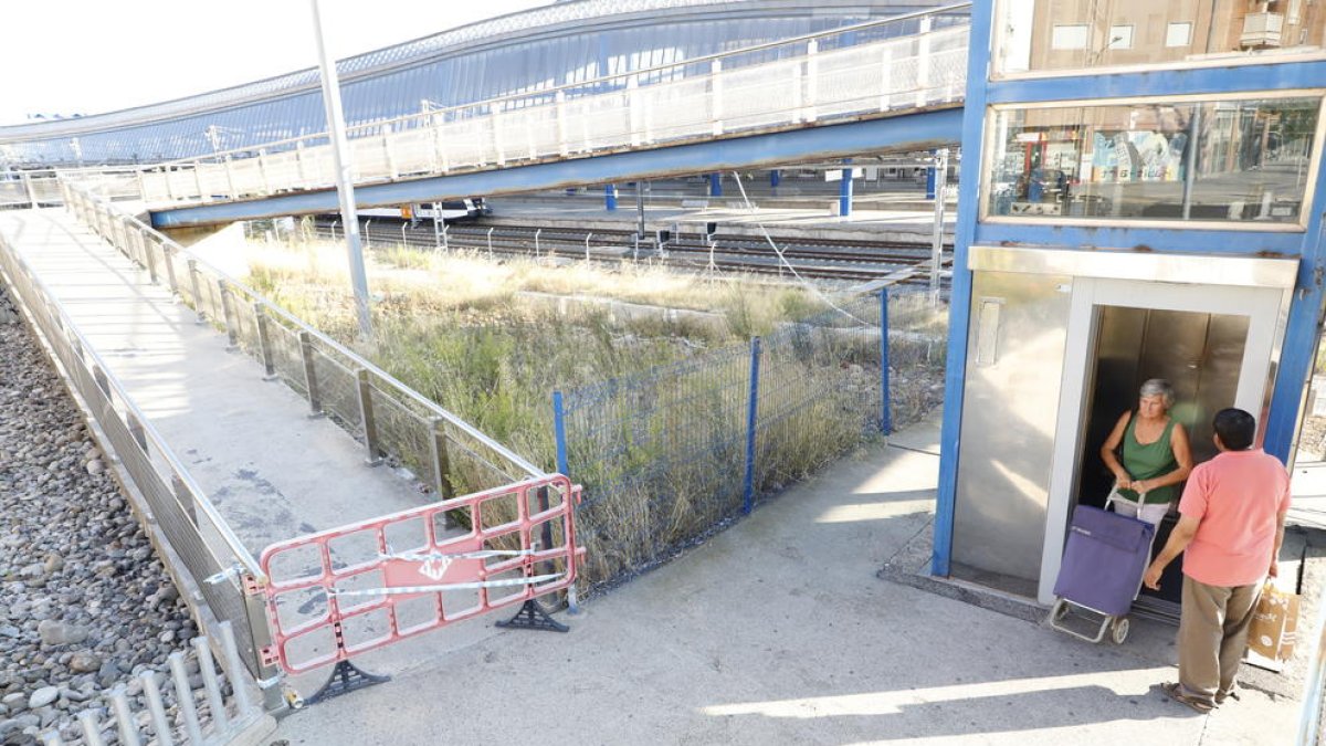 Imagen de la valla  que cierra el paso en el acceso a la rampa en la calle Roger de Llúria.