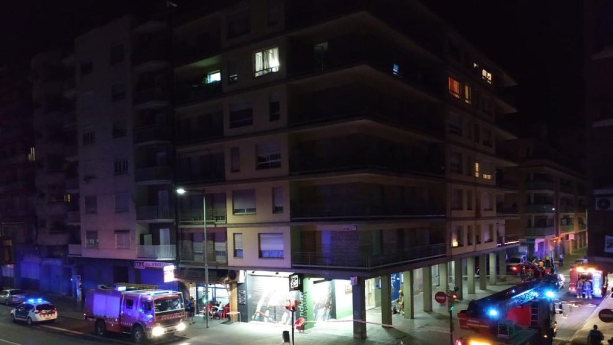 Tres camiones de los bomberos y vehículos de la urbana en la calle Quatre Pilans ayer a la medianoche.