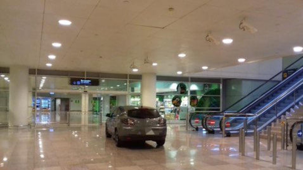Detenen dos persones per haver intentat accedir amb el seu vehicle a la T1 de l'aeroport del Prat