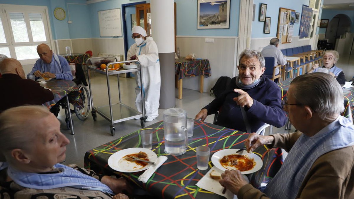 Usuarios de la residencia de Àger ya comparten zonas comunes del centro después de estar más de 2 meses aislados.