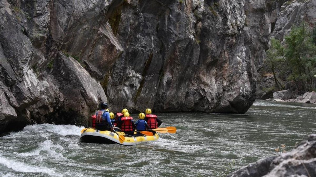 Imagen de una barca de rafting pasando por el congosto de Collegats.
