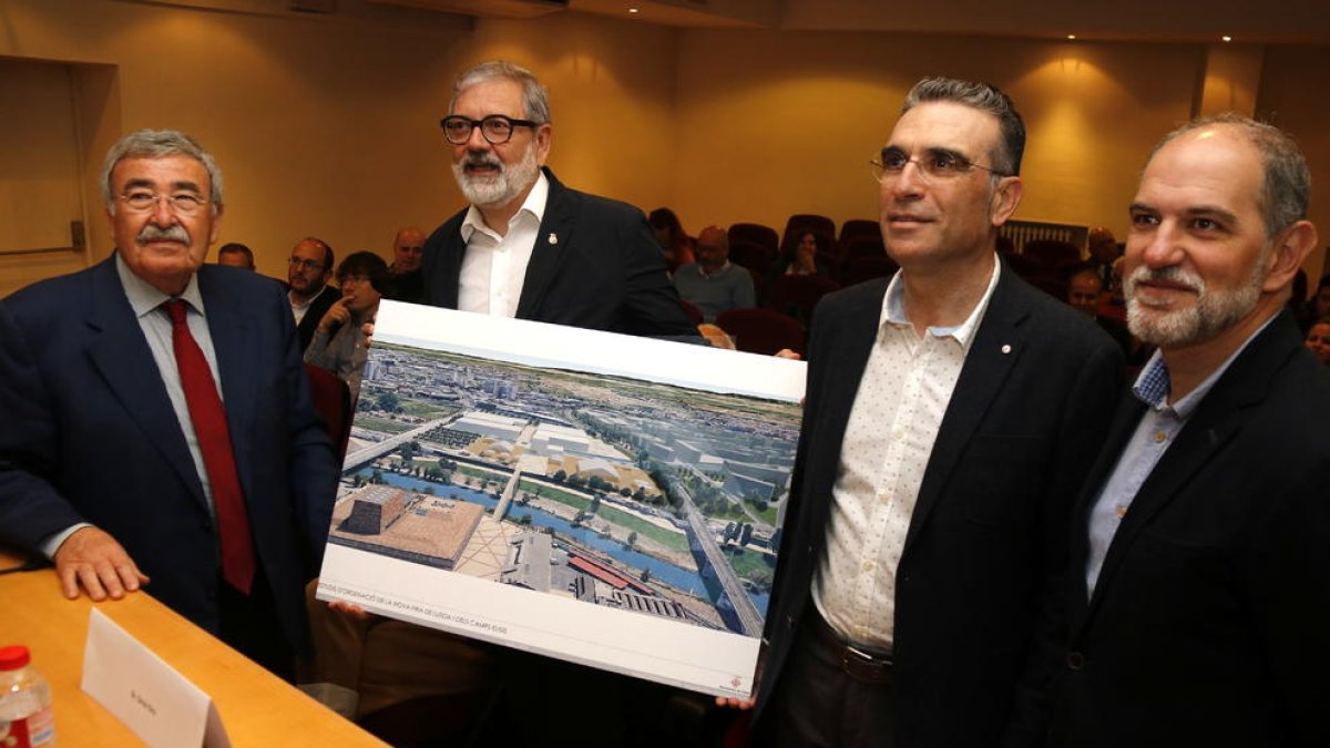 El alcalde, Fèlix Larrosa, acompañado del director de Fira de Lleida y el presidente de la Cámara de Comercio, con el plano del nuevo recinto.