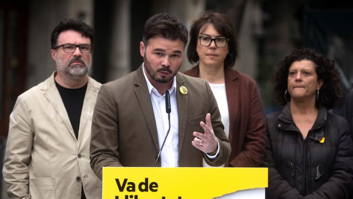 Rufián, ayer en un acto de ERC ante la conselleria de Economía.