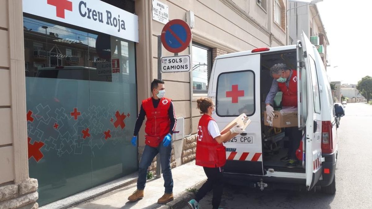 Reparto de material escolar y didáctico de voluntarios de Creu Roja en Cervera.