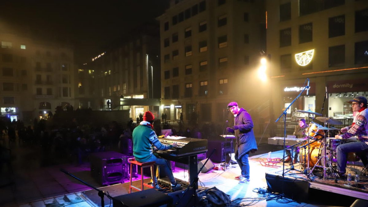 Nadales jamaicanes a Sant Joan - La plaça Sant Joan va acollir ahir l’actuació del grup Rabadàb i les seues nadales jamaicanes, en el marc del cicle Nadal al Carrer impulsat per la Paeria. Dimecres serà el torn de l’espectacle Veus.Kat a le ...