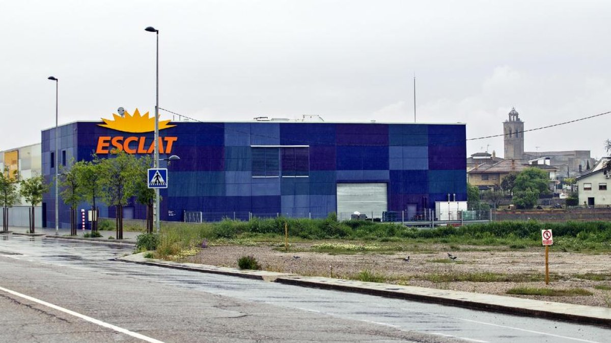 El supermercat té una superfície de 1.950 metres quadrats al costat de l’antiga N-II a Cervera.