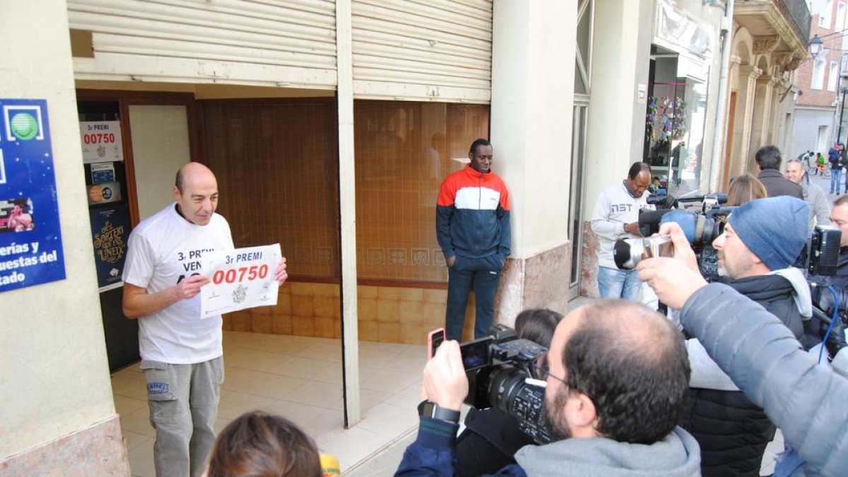 Josep Saló, el propietari de l’estanc de Mollerussa que ahir va repartir divuit milions del tercer premi.