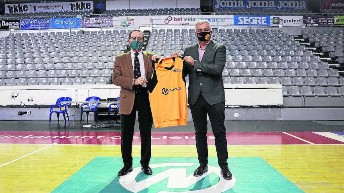 Josep Maria Perera y Albert Aliaga posan en la pista del Barris Nord tras sellar el acuerdo.