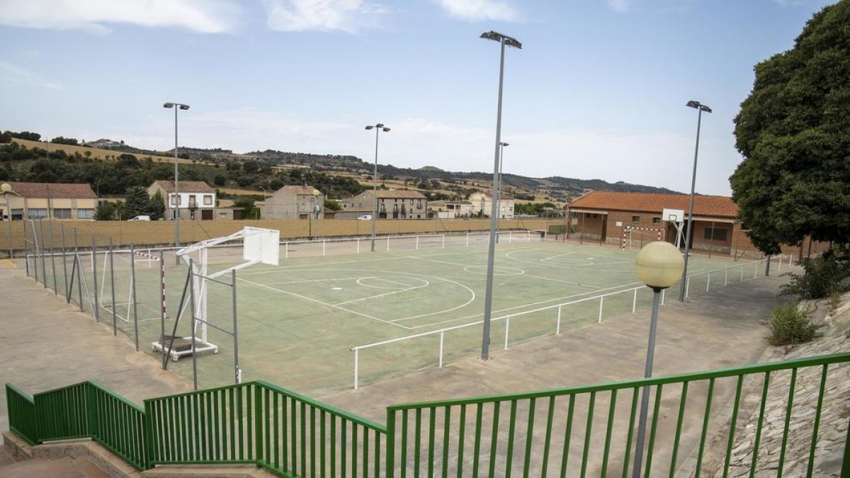 Imagen de la pista deportiva del núcleo de Sant Antolí.