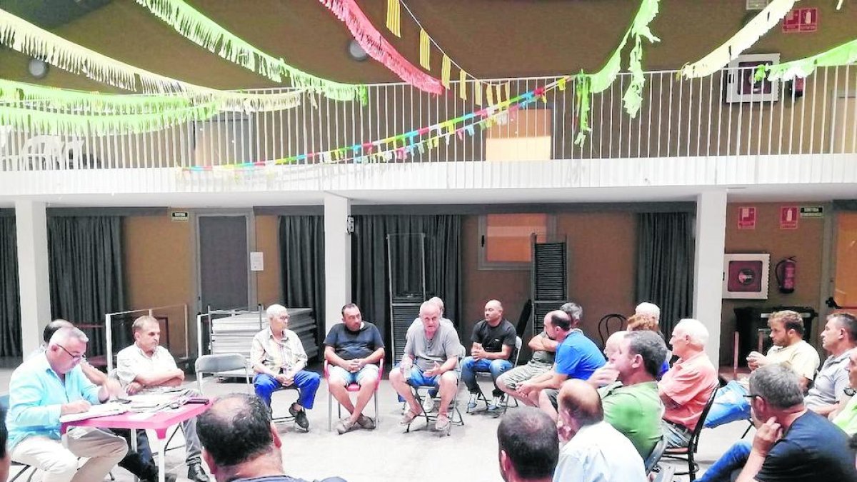 Asamblea de afectados por el incendio el miércoles en Bovera.