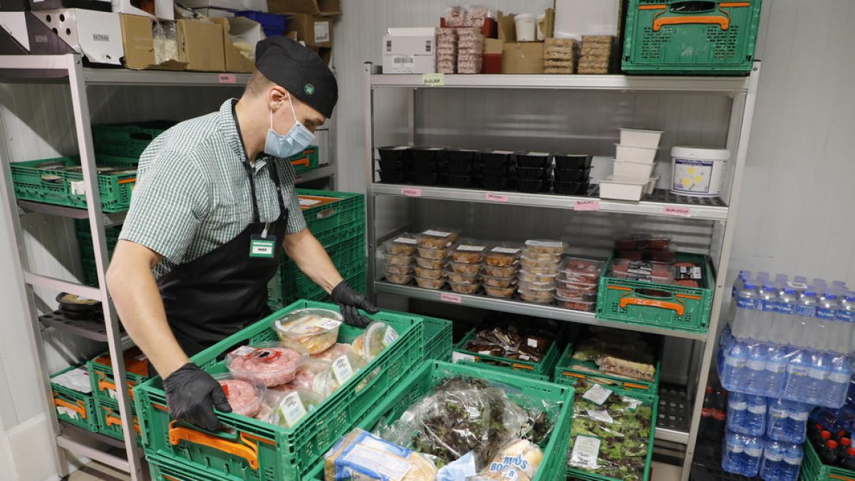 Un treballador de Mercadona preparant ahir un dels lots.