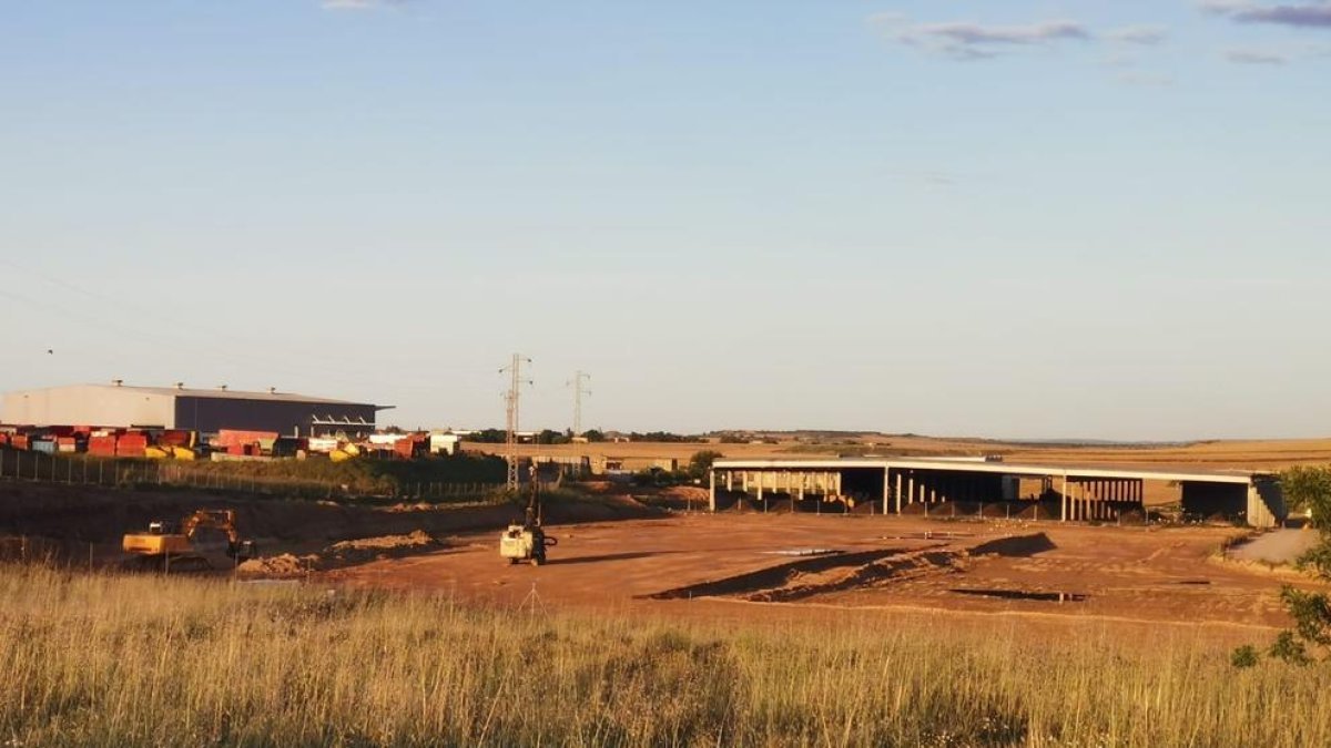 Les obres de l’esplanada de l’abocador de Montoliu, llesta per als treballs de construcció de la planta. A la dreta, estassada per a la modernització de l’Horta de Pinyana.