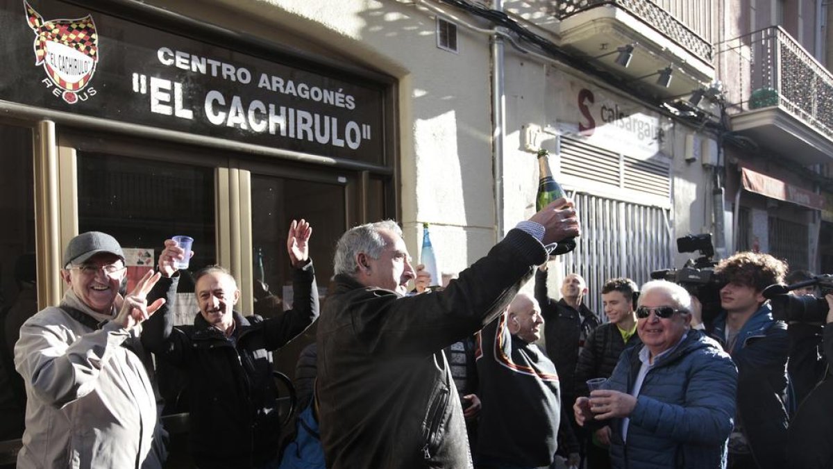 Un grupo de personas celebrando ayer el premio Gordo delante del centro aragonés El Cachirulo de Reus.