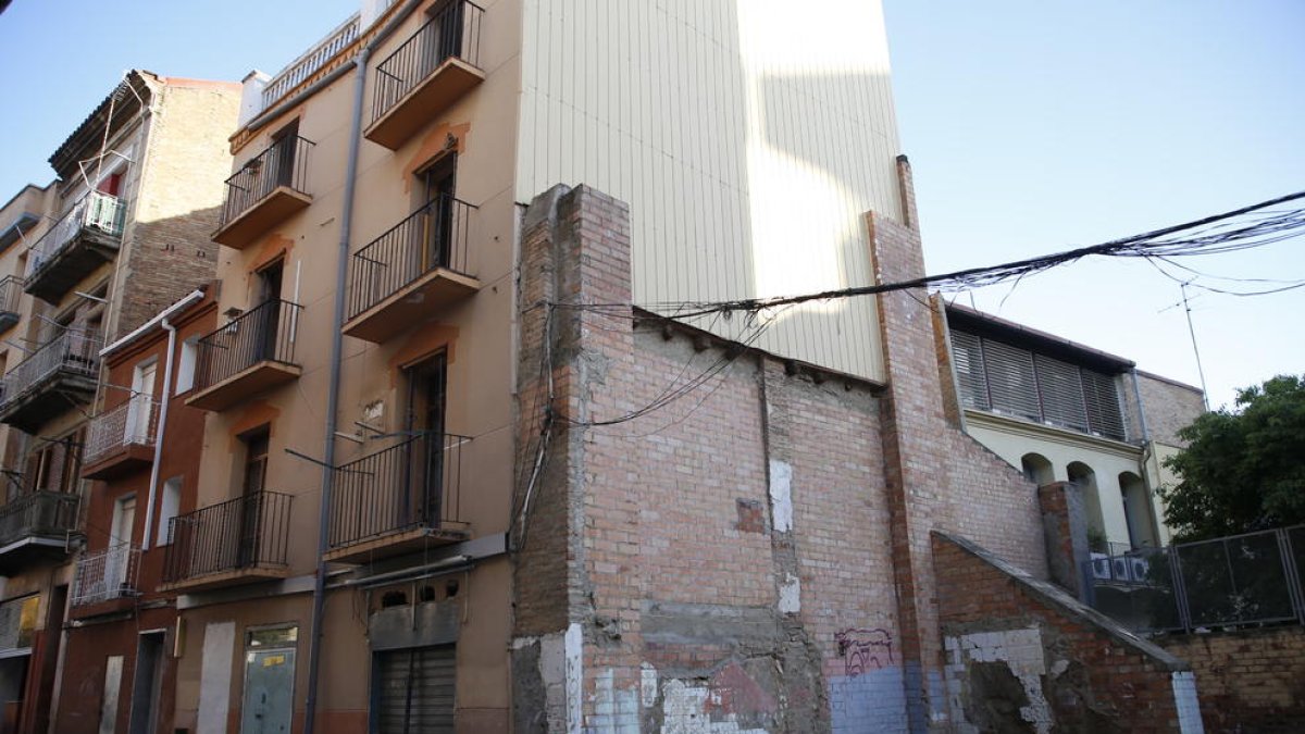 Imatge de l’edifici del número 7 del carrer Boters, on ja hi ha un bon nombre de solars.