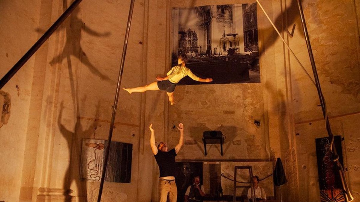 Imagen de uno de los ensayos de la compañía de teatro contemporáneo Nilak que actúa hoy.