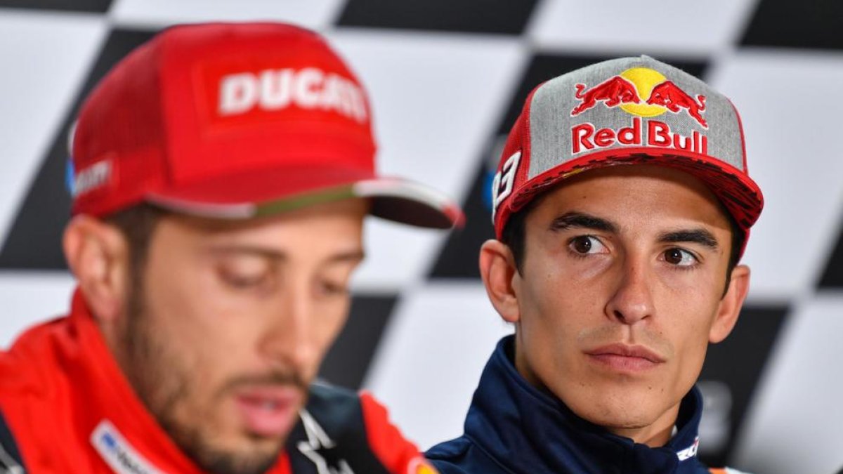 Marc Màrquez observa a Andrea Dovizioso durante la rueda de prensa previa al GP de Gran Bretaña.